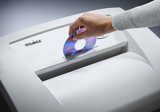 Destructeur de papier professionnel Novus 104air - dimensions 705 x 430 x 350 mm - référence 41206-04707 - coupe en bandelettes P2_2