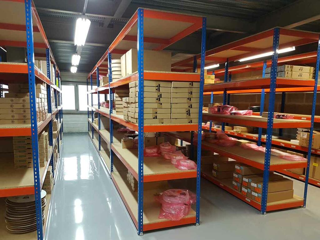 Rayonnage industriel robuste, modulable et innovant pour l'entreposage de grandes quantités de marchandises_2