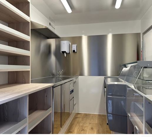 Remorque aménagée pour Food Truck - pâtisserie avec espace optimisé, vitrines réfrigérées et équipements personnalisables_2