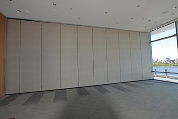 Cloison mobile Moderco Inc. avec hauteur maximale de 4953 mm