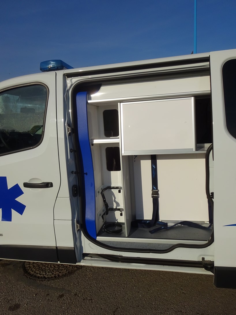 Ambulance Renault Trafic équipée avec brancard