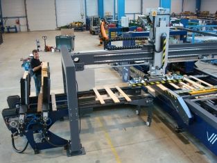 Machine de clouage pour palettes à 3 semelles ou périmétriques