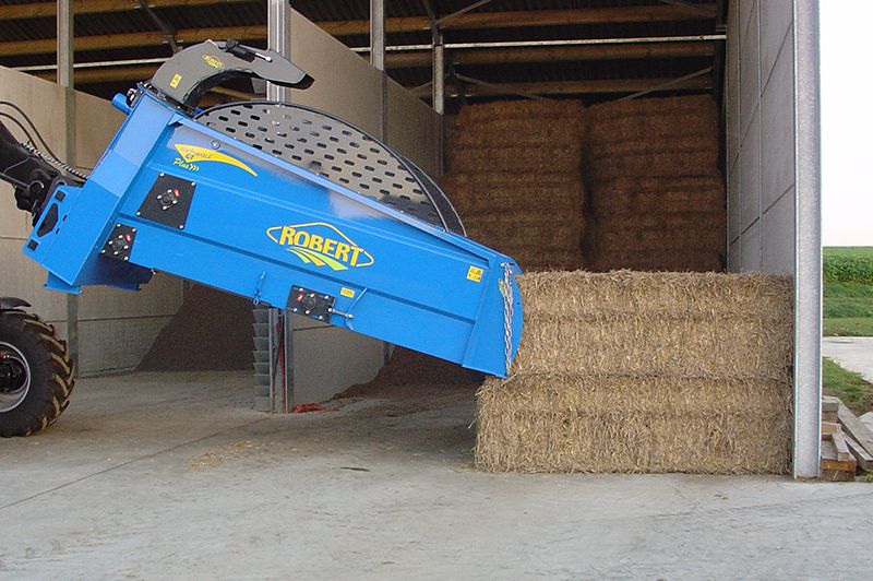 Machine de paillage pour télescopique avec peignes régulateurs