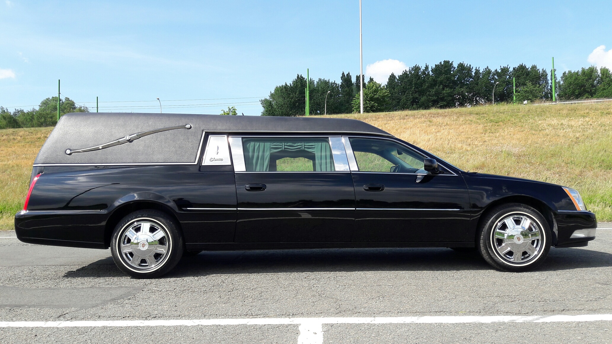 Voiture funéraire Cadillac DTS Superior 2008 avec carrosserie repeinte
