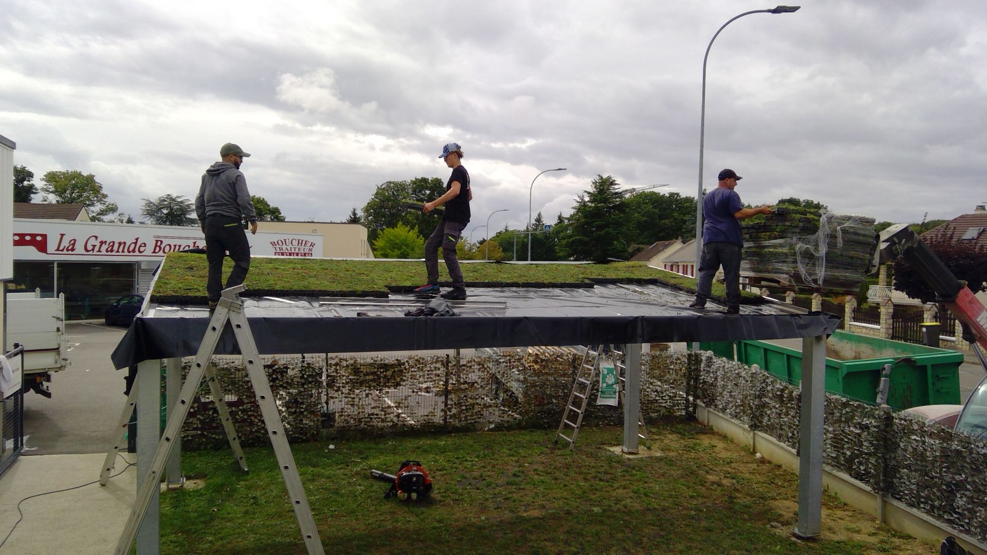 Préau écologique à toiture végétale - Koman Groupe_2