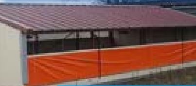 Bâtiment pour volailles avec bardage en panneaux sandwichs et isolation