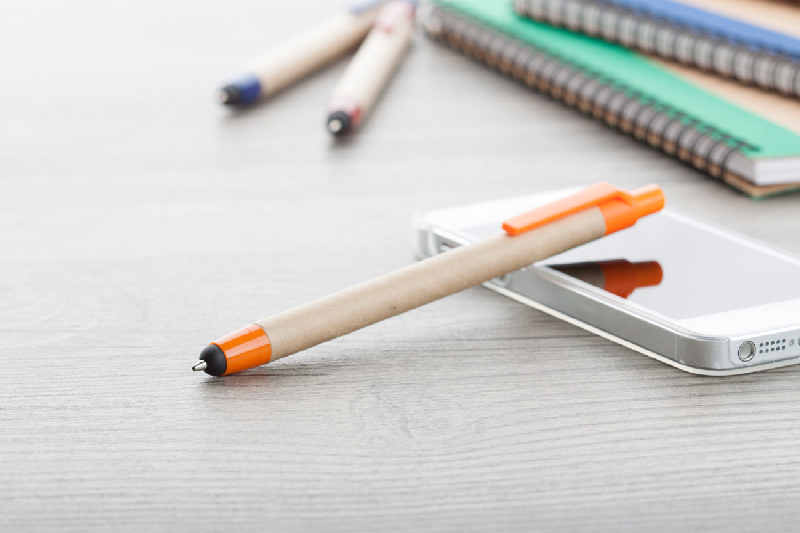 Stylo à bille avec stylet - en papier recyclé - clip et pointe en plastique coloré - encre bleue_2