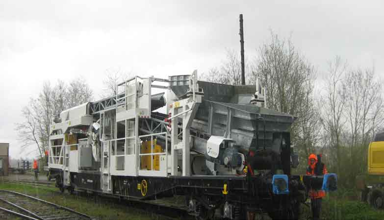 Wagon à déchargement continu WDCO - transfert de ballast avec trémie et convoyeurs intégrés_2