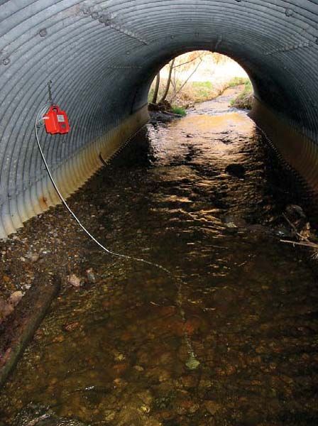 Appareil de mesure de débit et niveau d'eau dans les déversoirs et caniveaux