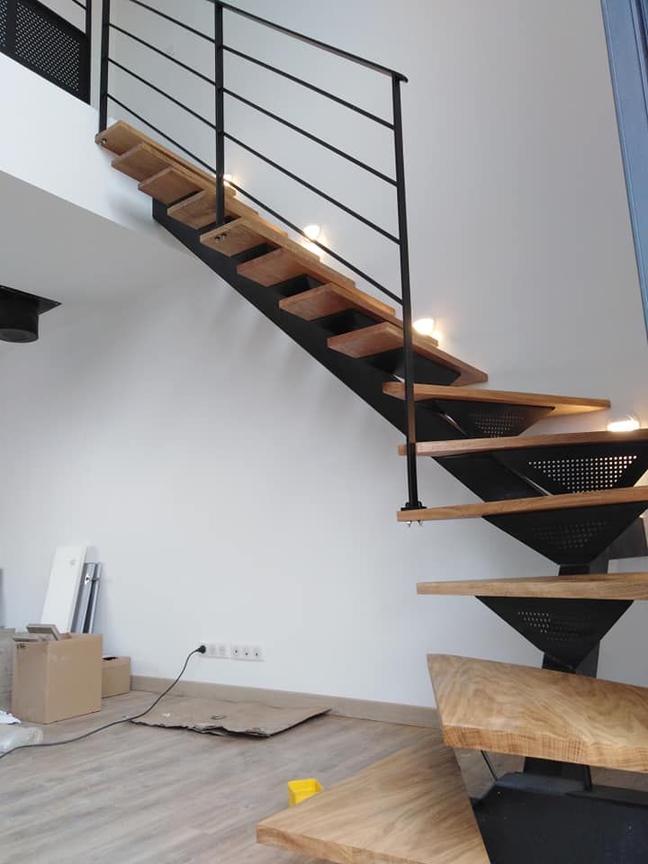 Escalier à limon central en acier avec garde-corps