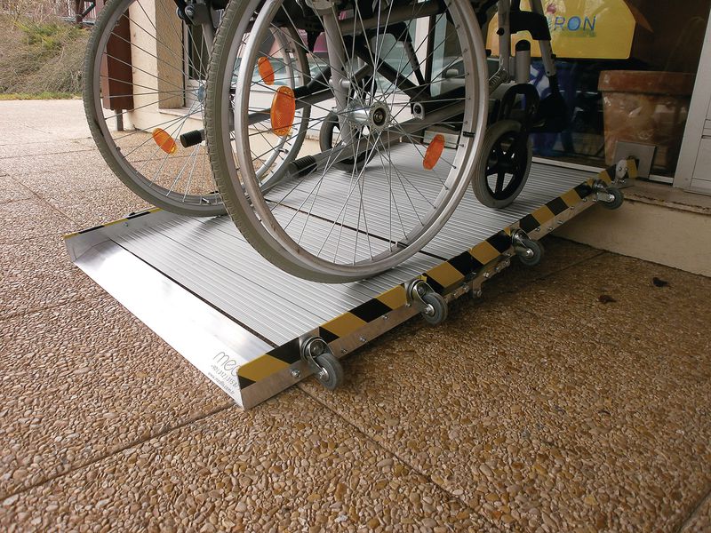 Rampe d'accès ERP pliante en aluminium - 02051 - antidérapante, robuste et facile à manipuler_2