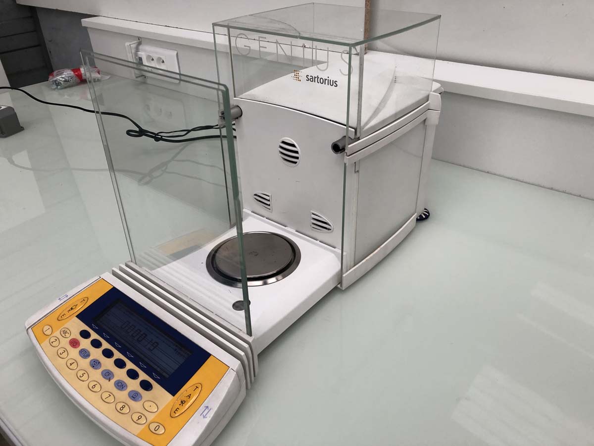 Balance analytique de laboratoire pharmaceutique d'occasion - Sartorius ME215S - 0.01 mg à 210 g_2