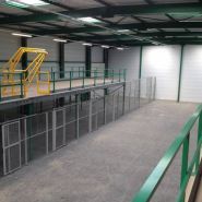 Plateforme industrielle avec espace important entre les poteaux