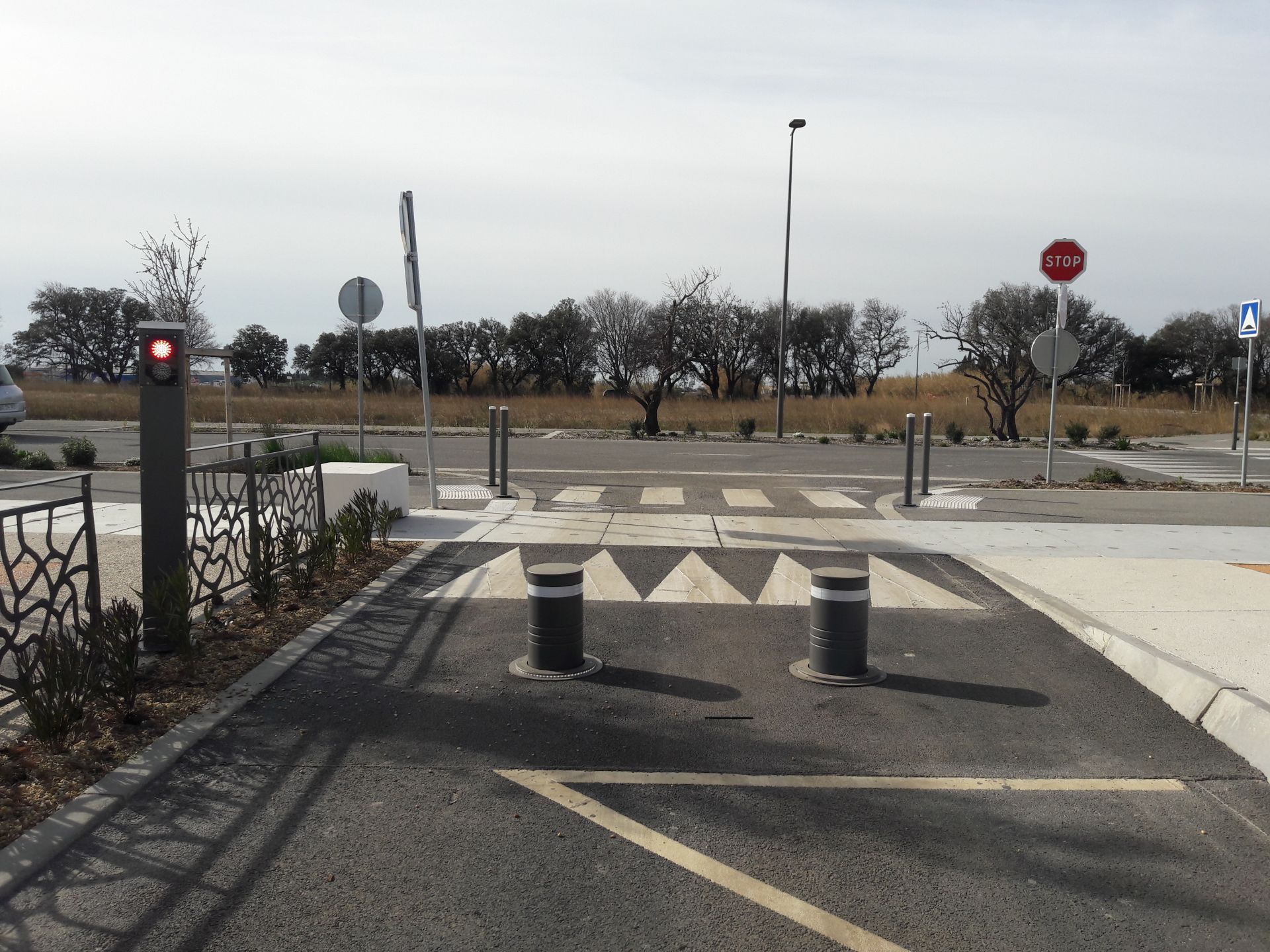 Totem modulaire personnalisable - PECo pour bornes automatiques avec options de contrôle d'accès et feux intégrés_0