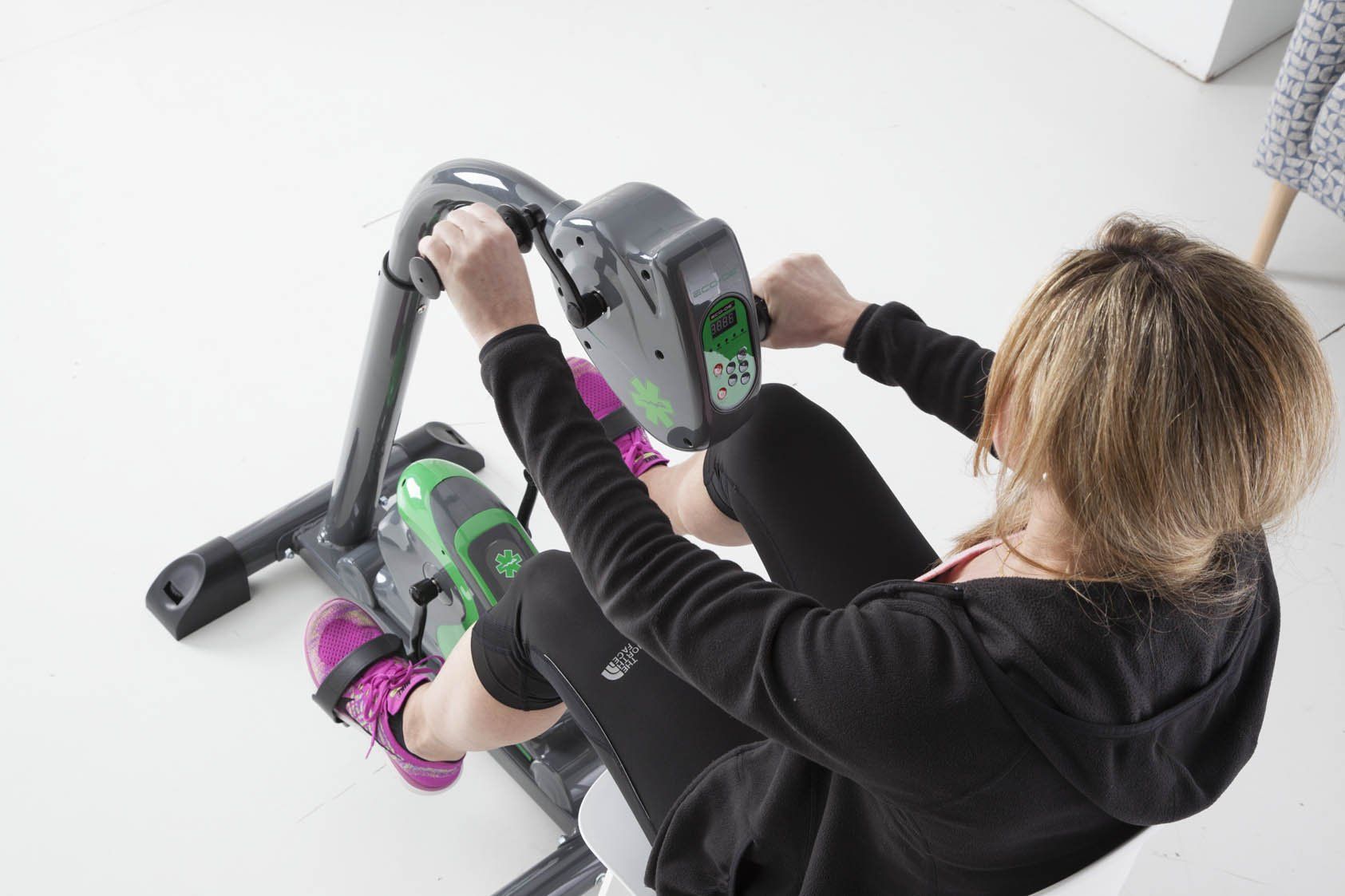 Velo d'interieur motorise mode passif bras et jambes pour seniors