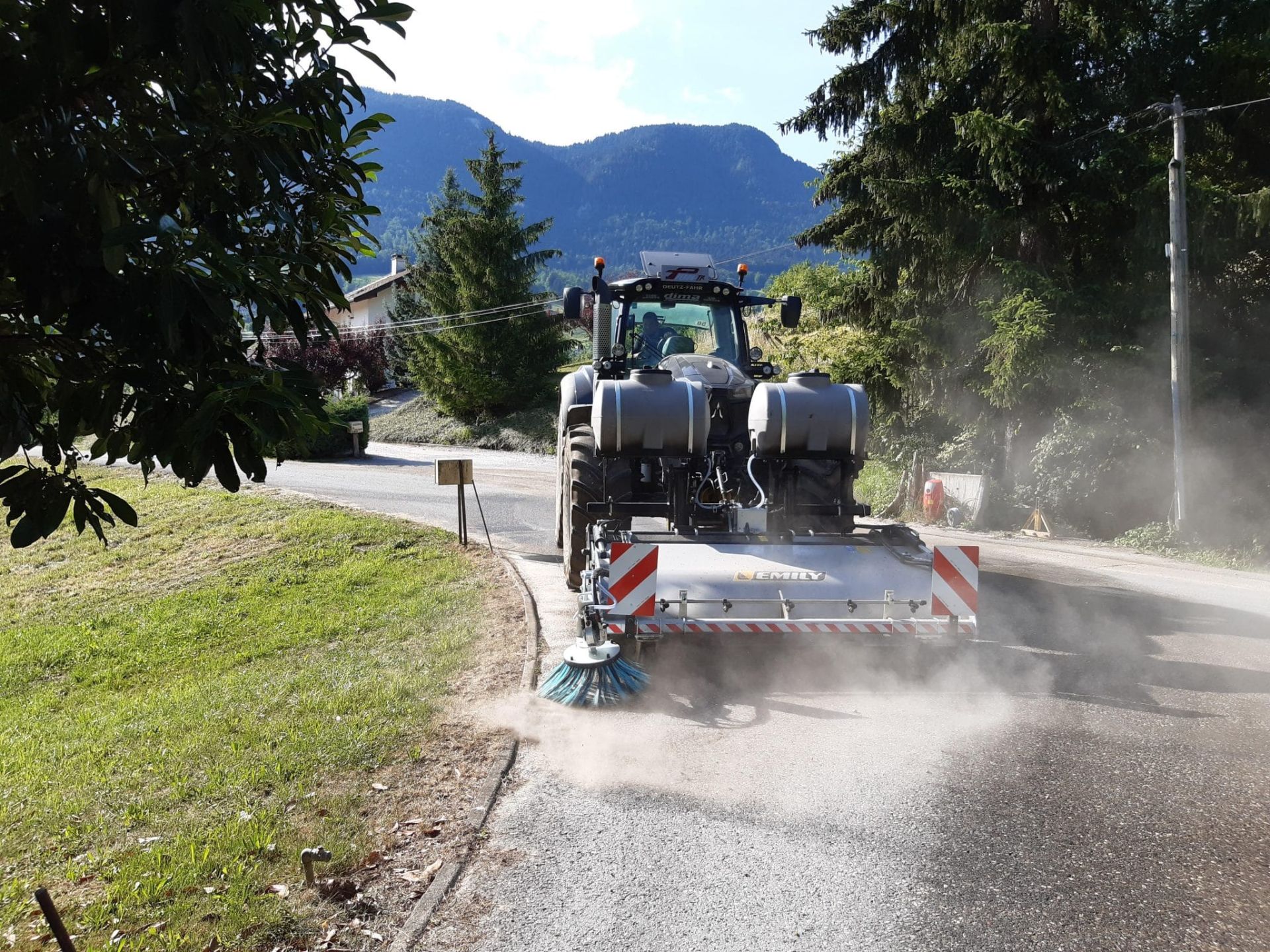 Balayeuse pour  le nettoyage des voiries, des carrières, les zones de construction - EMILY_2
