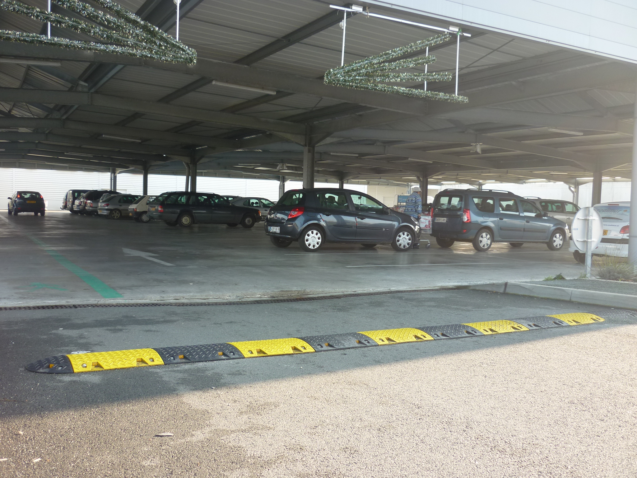 Ralentisseur caoutchouc recyclé noir et jaune - sodimar - poignée - fixation vissage - 500 mm x 430 mm x 50 mm/215 mm x 430 mm x 50 mm_2