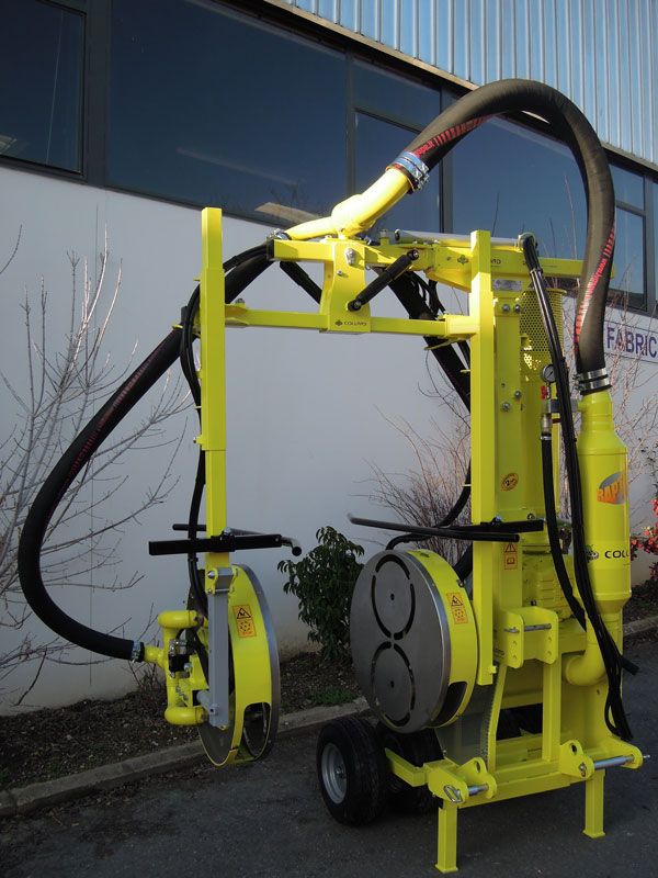Effeuilleuse pour vigne équipée de réglages hydrauliques