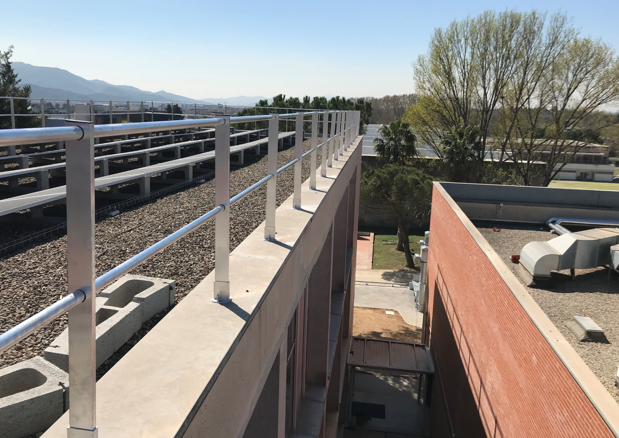 Garde-corps de sécurité pour toiture-terrasse - Fixé en tête d'acrotère - Montant profilé en aluminium - GM_2
