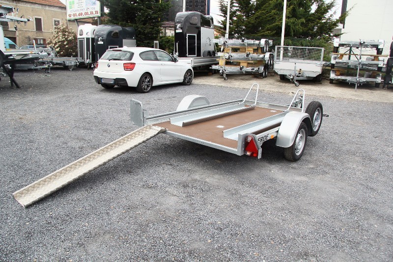 Remorque sans frein avec châssis renforcé et plancher antidérapant