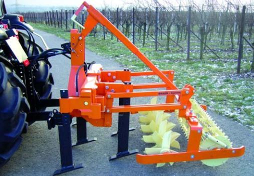 Équipement agricole pour entretenir les sols envahis par la mousse