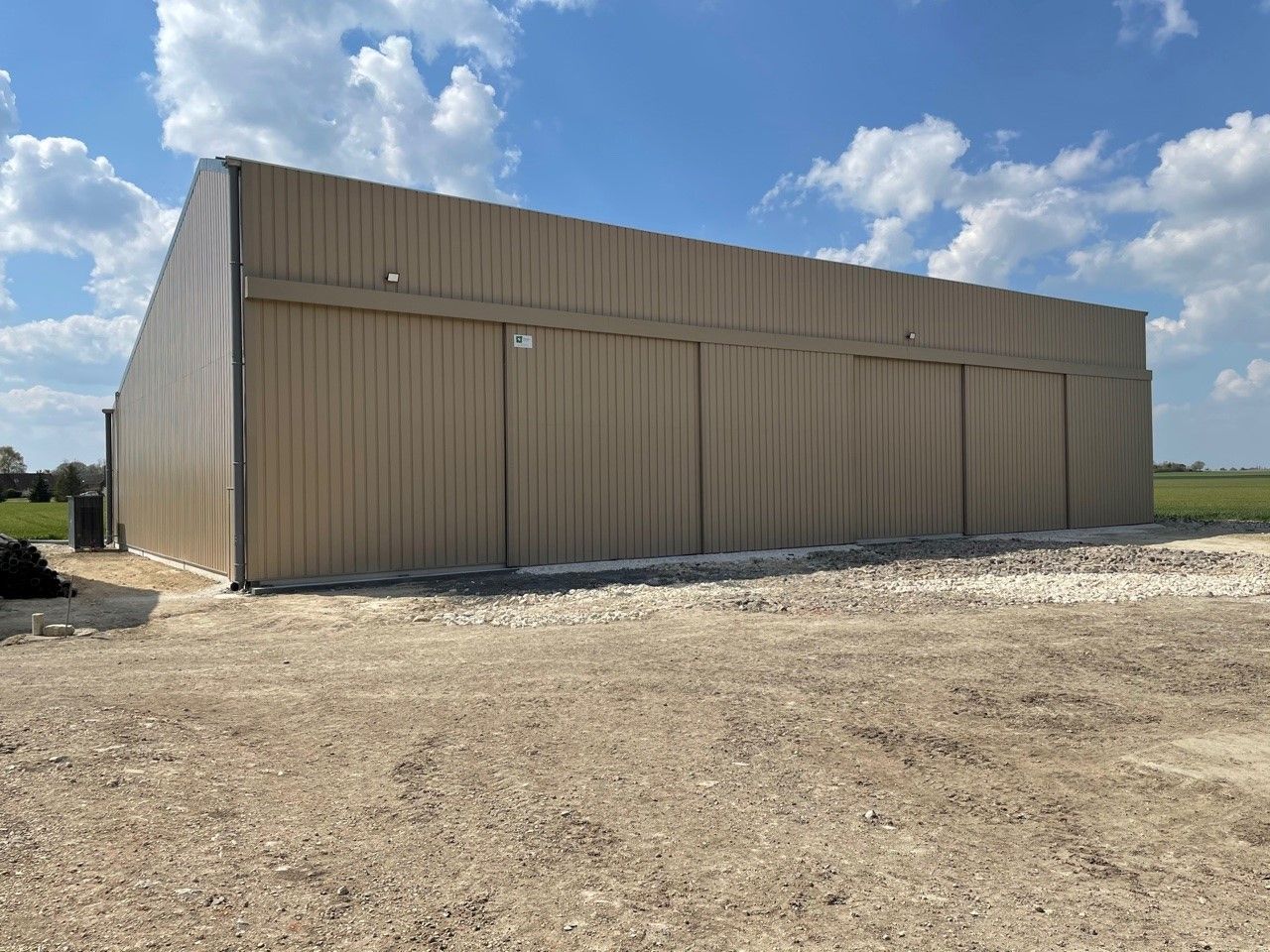 Hangar agricole avec panneaux solaires pour élevage ou matériel