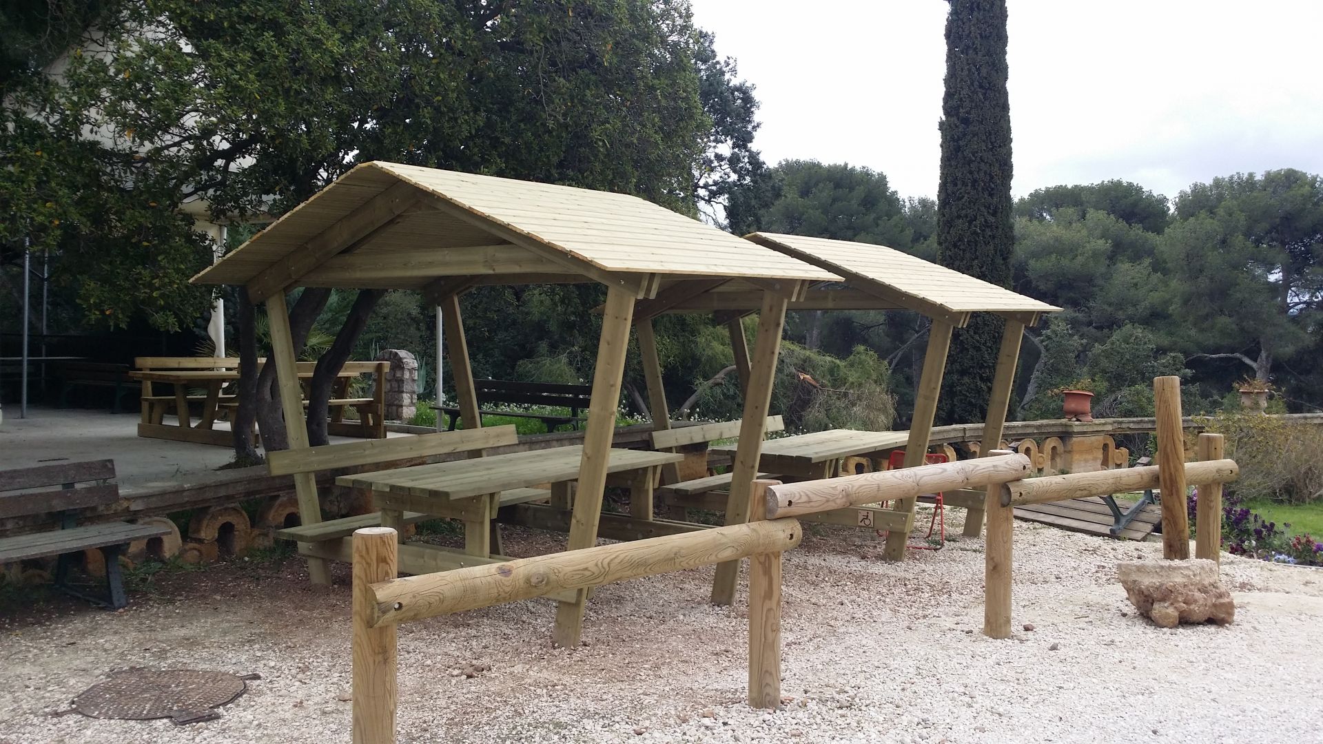 Table pique-nique couverte pour extérieur en bois naturel