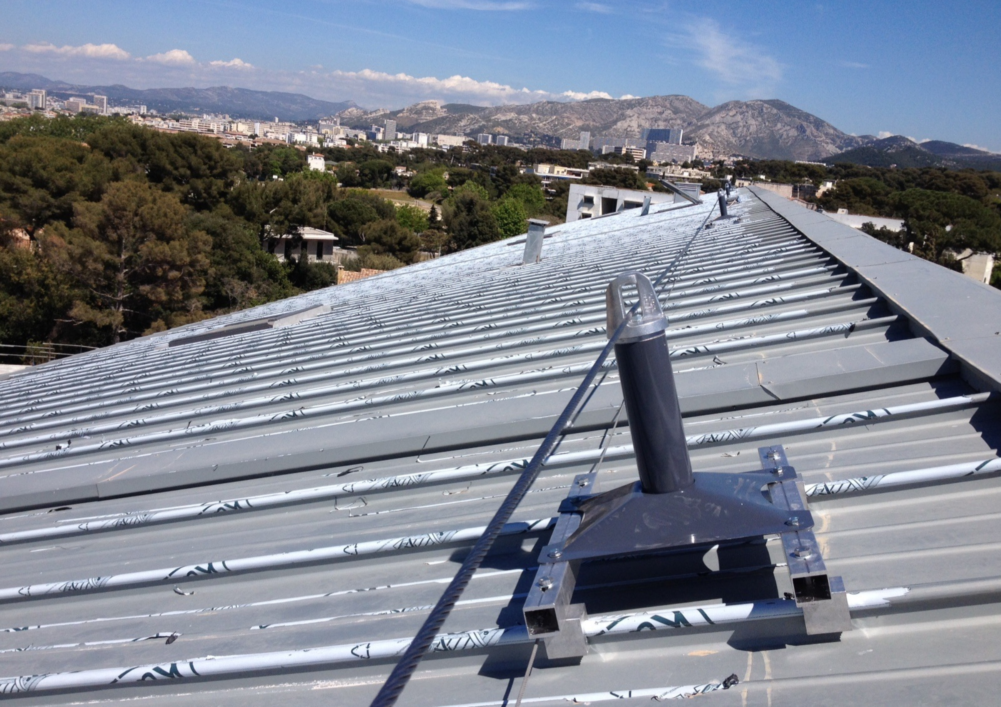 Ligne de vie pour couverture à joint debout: dispositif d'ancrage horizontal_2