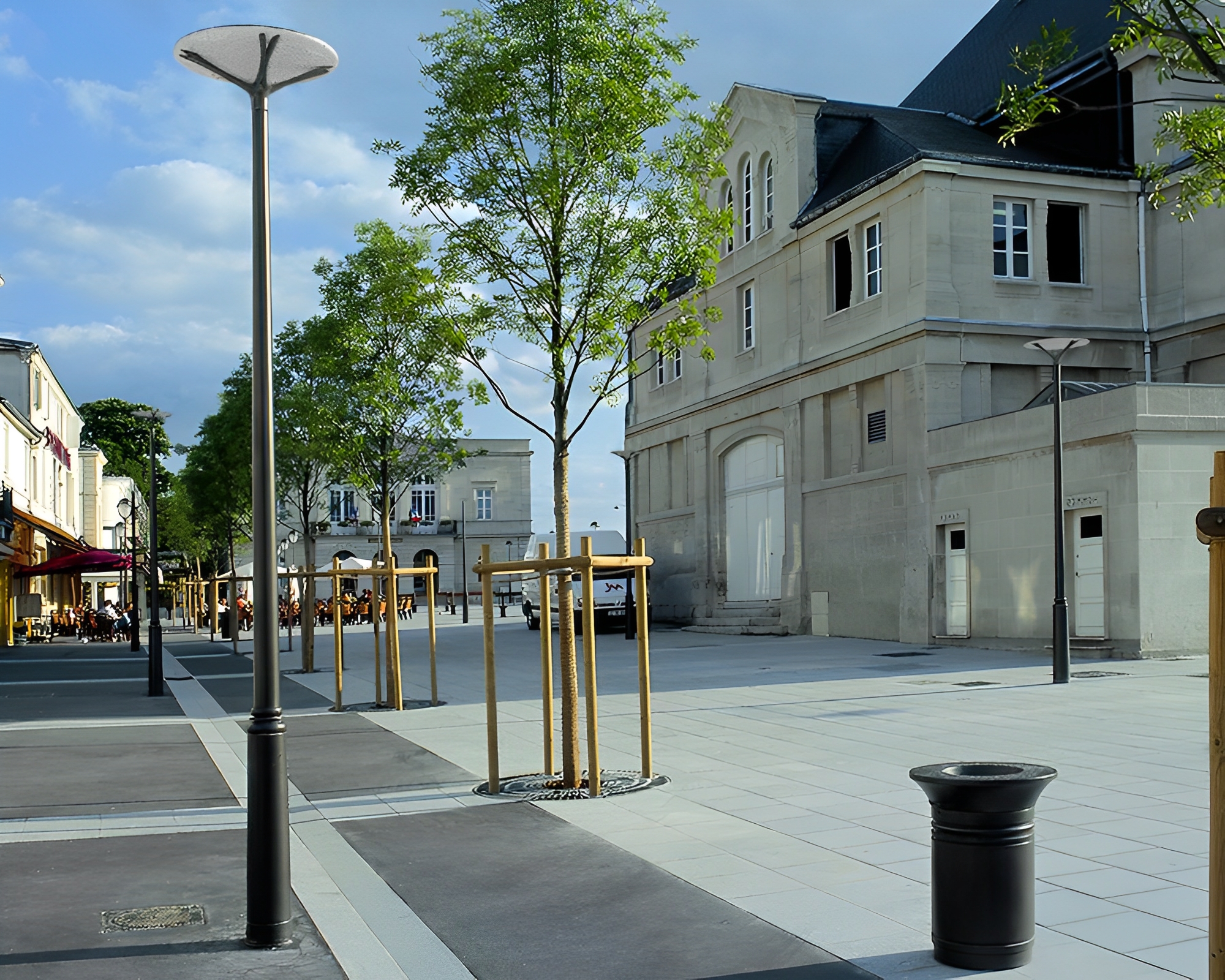 Candélabre urbain avec mât en aluminium et borne en fonte