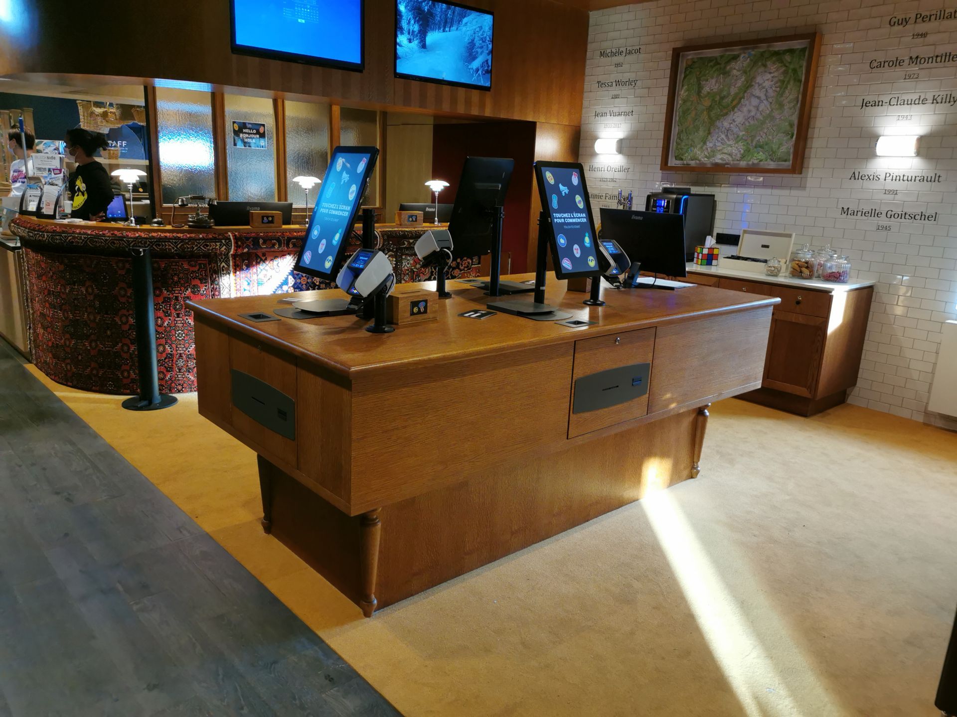Borne intérieure encastrable d?enregistrement/check-in pour hôtel ? Libre-service et personnalisable_3