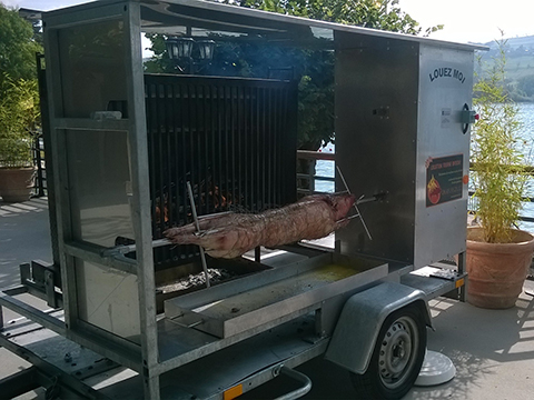 Location de tournebroche sur remorque pour fêtes et repas