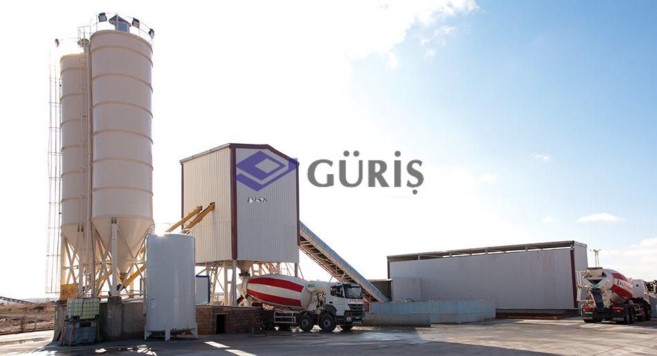 Installation de bétonnage avec convoyeur d'alimentation et doseurs intégrés