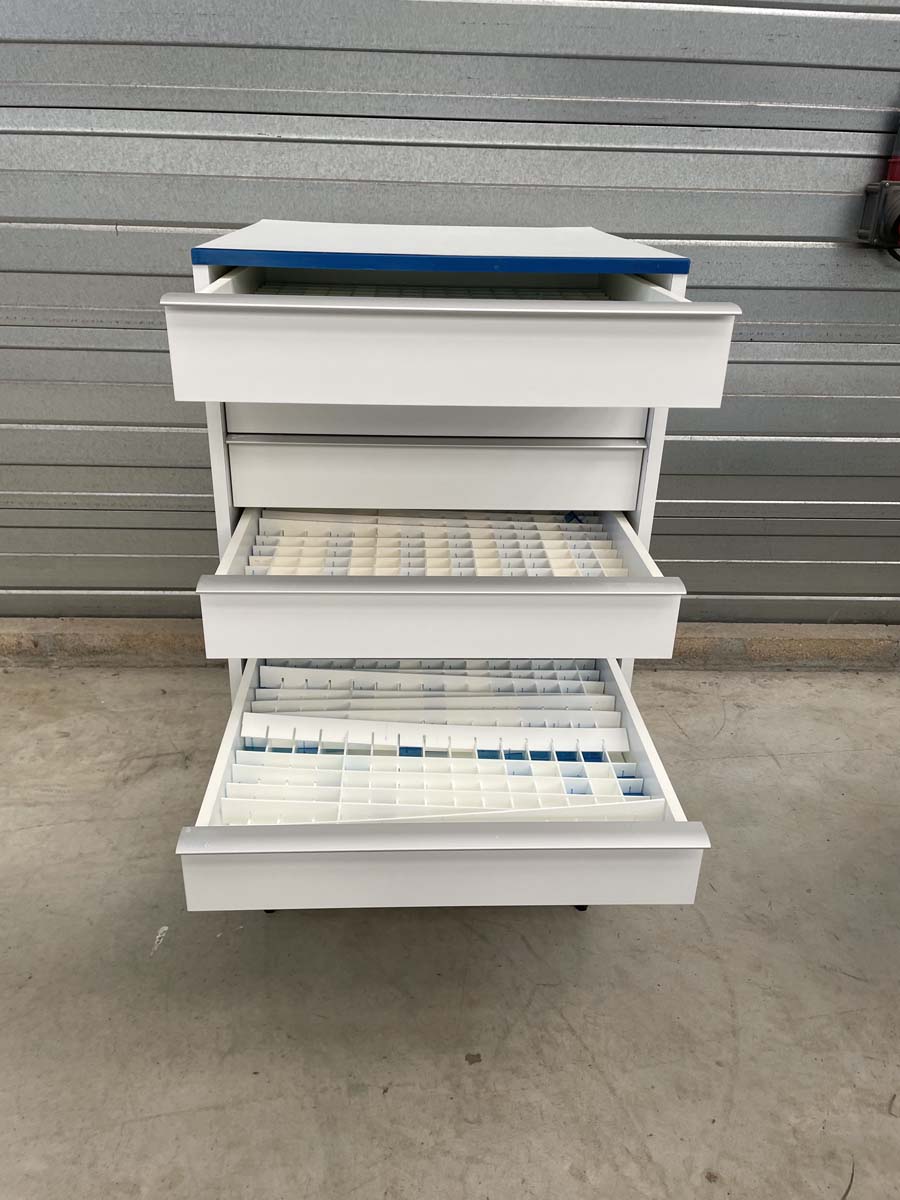 Meuble d'occasion de laboratoire avec 9 tiroirs - sur pieds métal - ATEX - référence P21091161_2