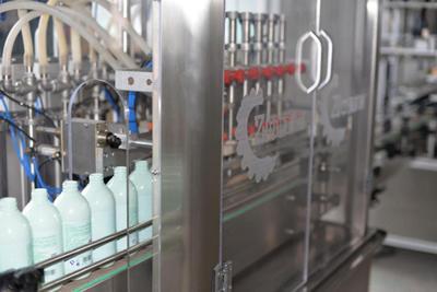 Machine de dosage précise pour liquides avec levage intégré et servomoteur