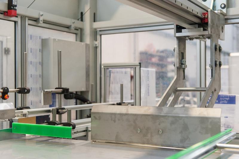 Ensacheuse semi-automatique pour flacons thermoplastiques jusqu'à 1200 mm de largeur et 1400 m de long_2