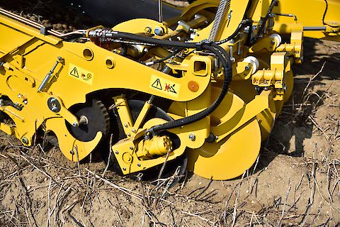 Récolteuse de pommes de terre équipée d'un réglage indépendant du guidage de profondeur