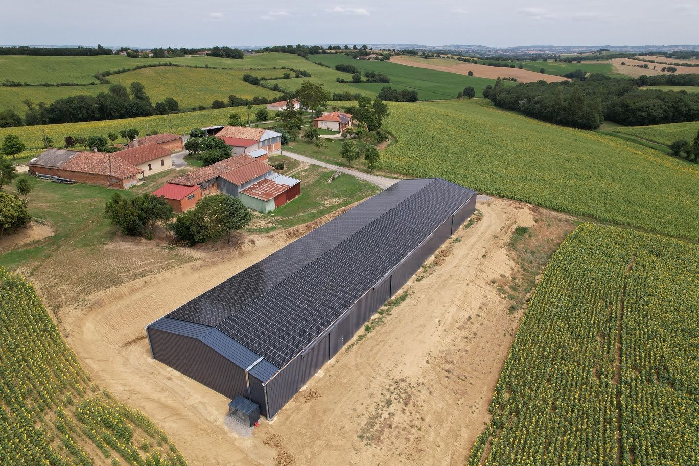 Hangar photovoltaïque symétrique - 1749 à 2385 m² - exposition Est-Ouest pour production solaire optimisée_2