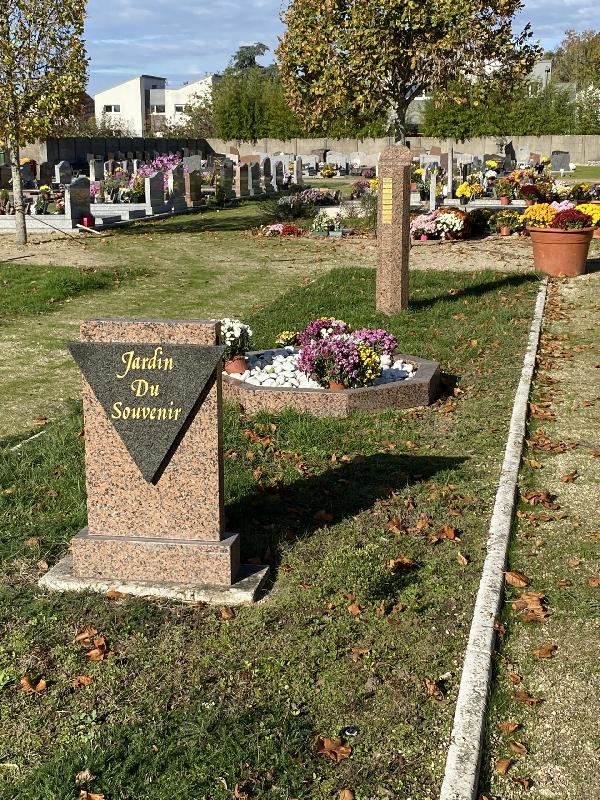 Stèles personnalisées Jardins du souvenir - Mausolé / pyramide / rocher en granit massif_2