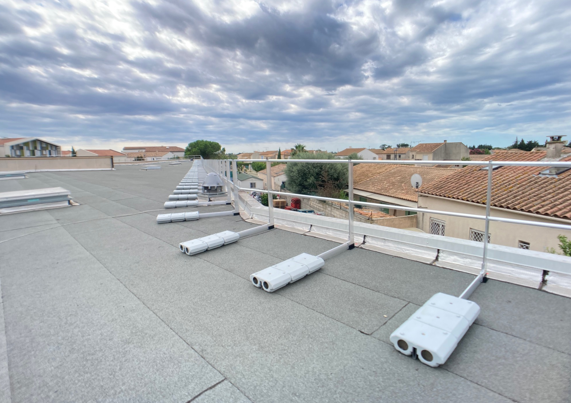 Garde-corps autoportant pour toiture terrasse - Aluminium T19 GM - Lisses Ø38 mm et contrepoids béton_2