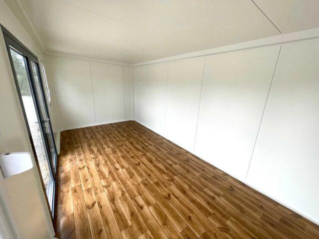 Conteneur de bureau premium de 6 m - élégant et fonctionnel avec design moderne et grandes fenêtres_2