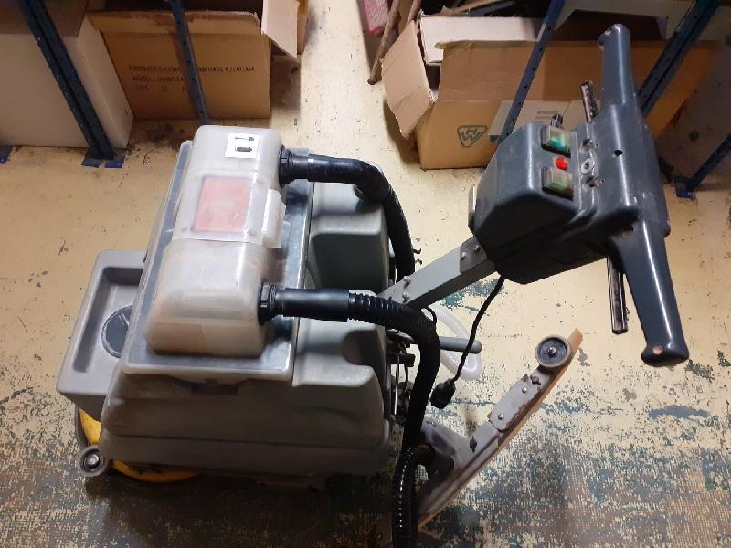 Autolaveuse à câble Numatic TT345T - entièrement révisée pour sols carrelés, peints ou béton lisse_2