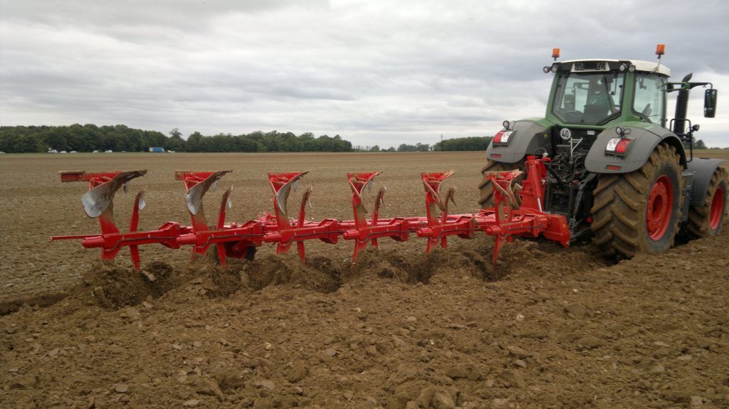 Charrue Demblon équipée de socs renforcés et attelage automatique