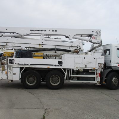 Camion Mercedes-benz atego 2628 6x4 avec pompe à béton en fonctionnement