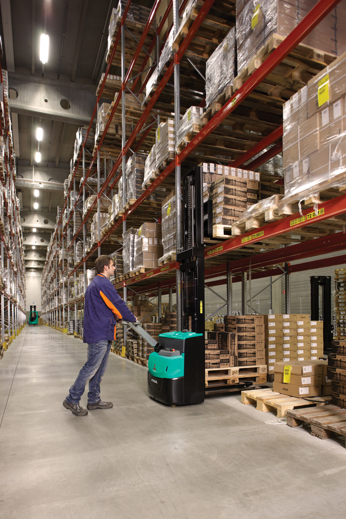 Location courte durée de gerbeur électrique accompagnant Mitsubishi 1600 kg - levée initiale 115 mm et hauteur de levage jusqu'à 5400 mm_2