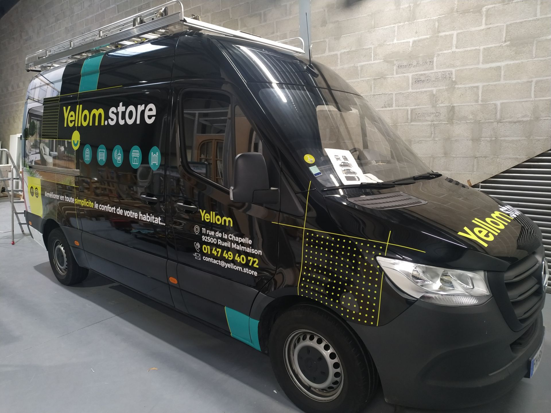 Film adhésif conformable pour carrosseries automobiles