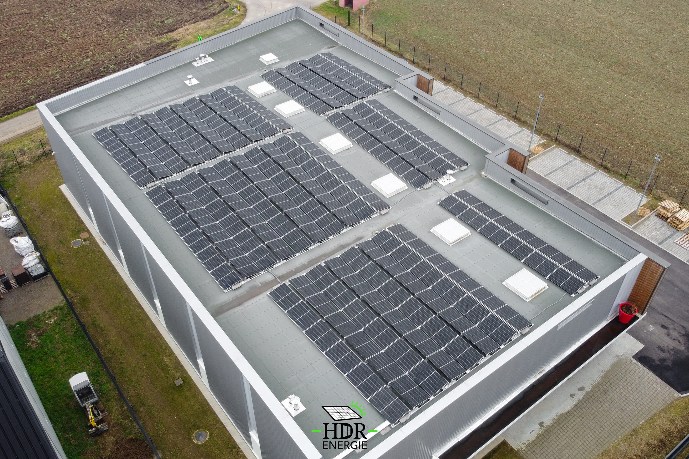 Bâtiment commercial photovoltaïque - 224 panneaux - 700m² - 99 kWc_2