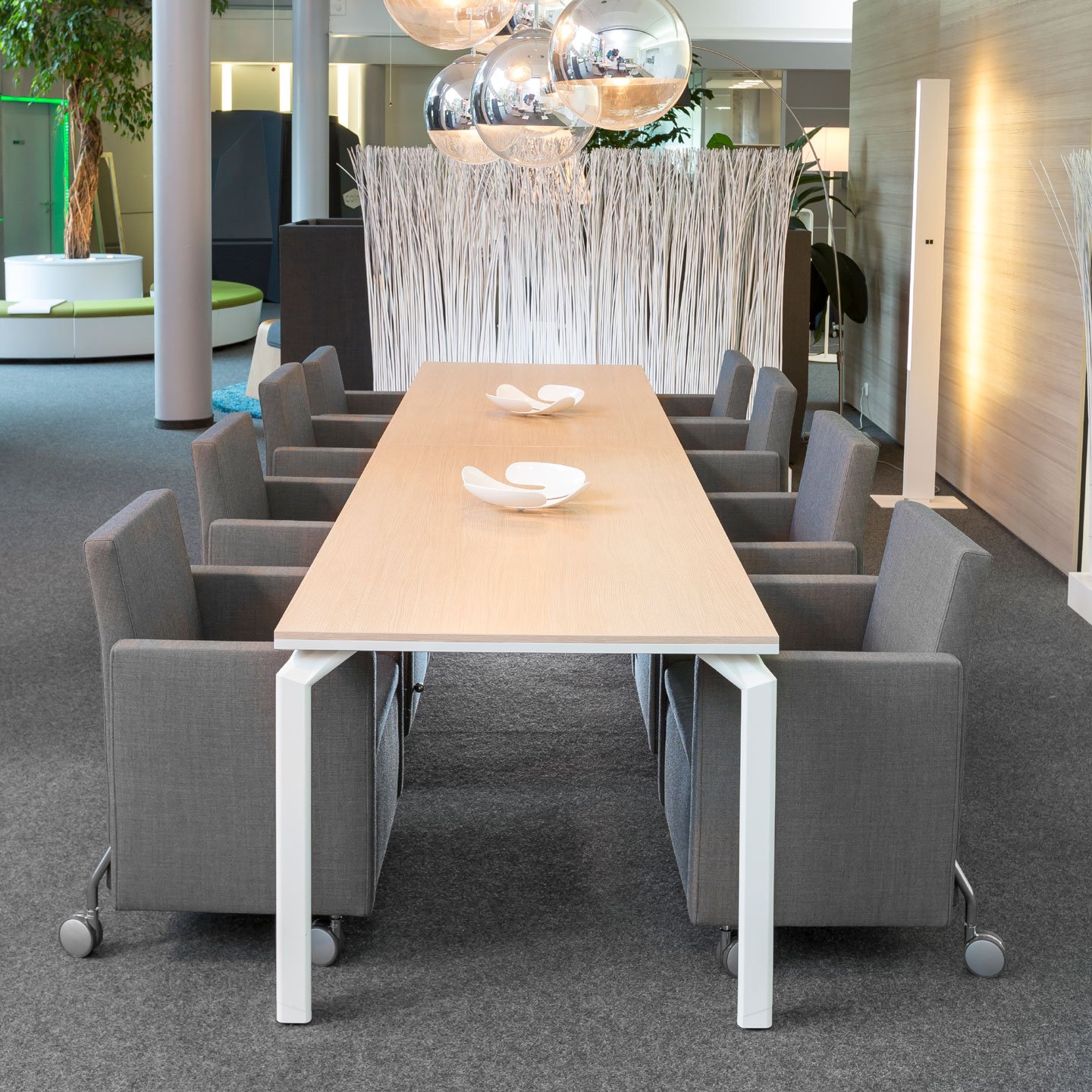 Table de réunion élégante et fonctionnelle pour espaces collaboratifs_2