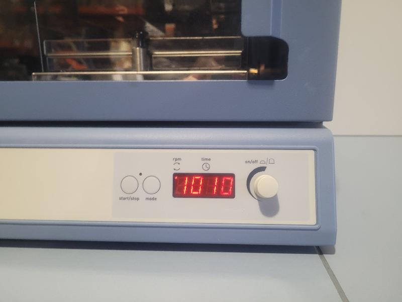 Agitateur incubateur STUART SI505 pour microplaques_2