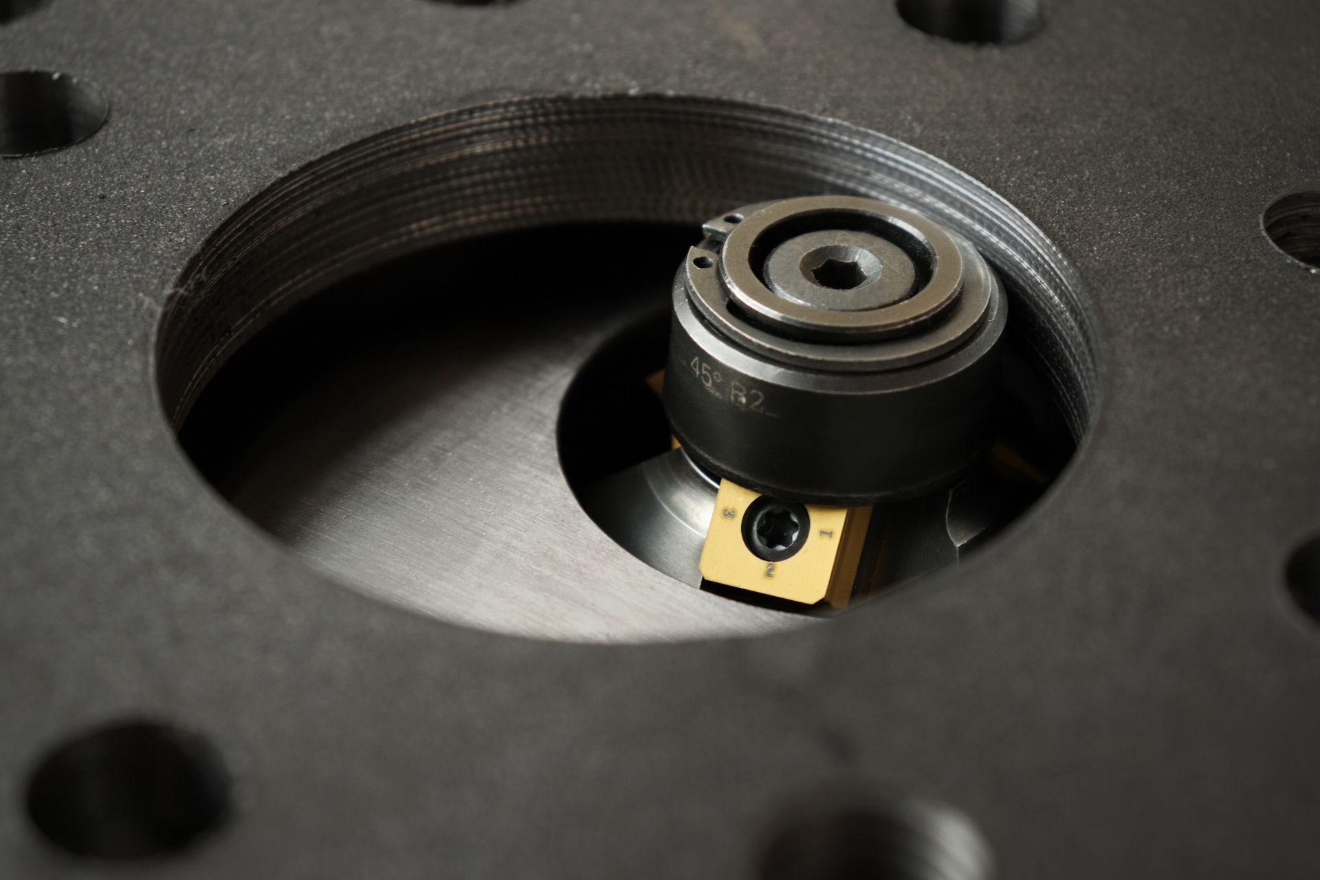 Chanfreineuse industrielle pour pièces grandes et lourdes - KKF 3-SL avec plateau robuste et fraises amovibles_2