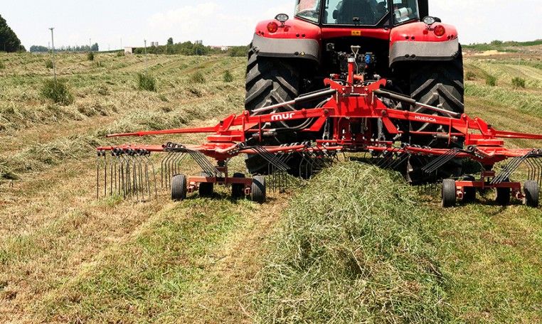 Équipement agricole CH-6002 pour andainage central